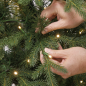 Arbre de Noël à charnière illuminé Dellonda de 5 pieds avec lumières LED blanc chaud et embouts en PE/PVC